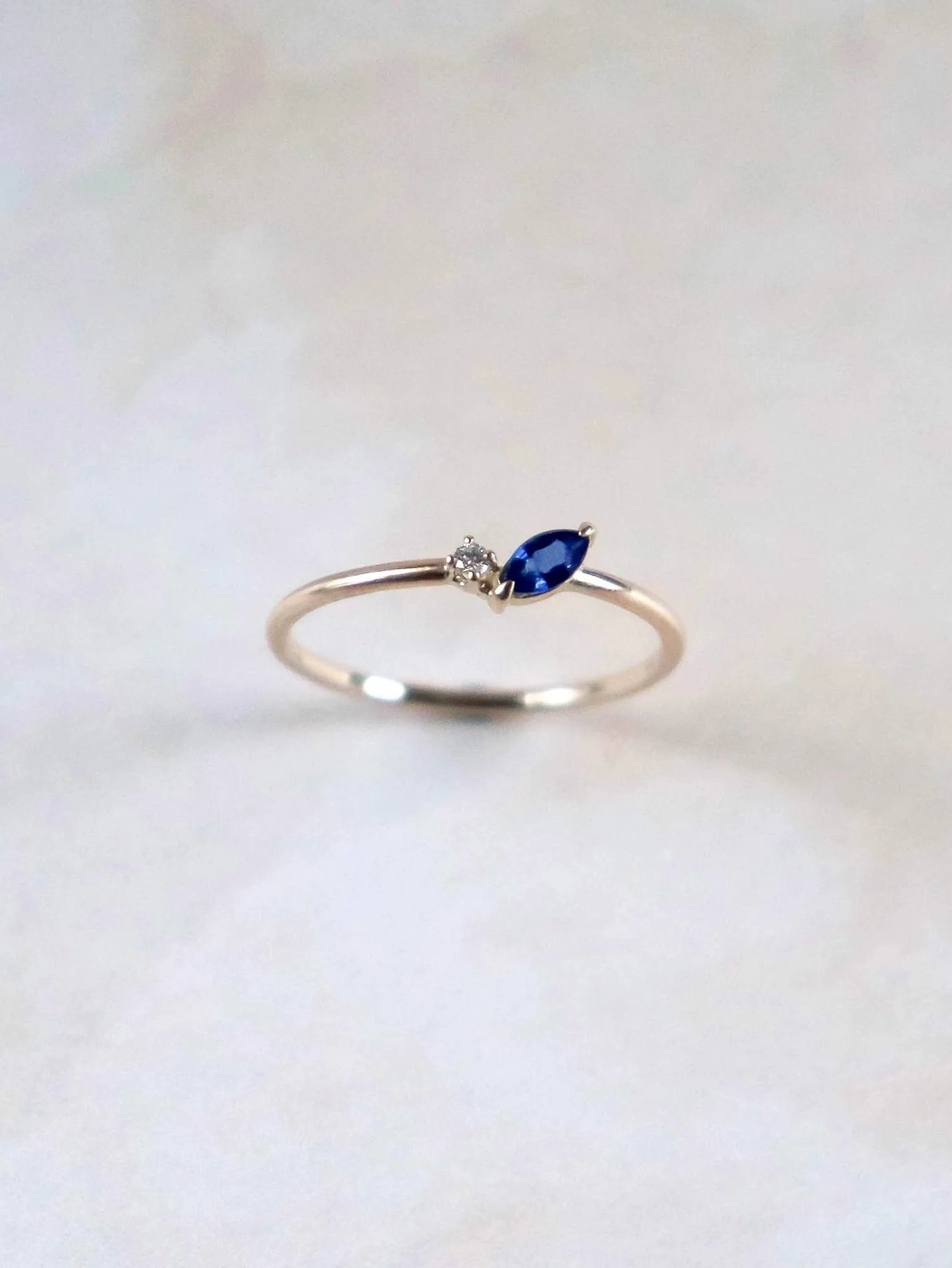 Simple blue sapphire ring deals