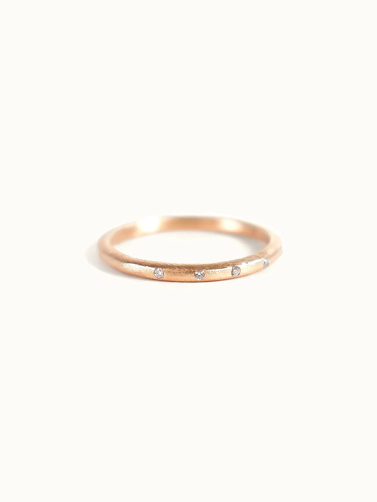 Horizon ring with tiny diamonds