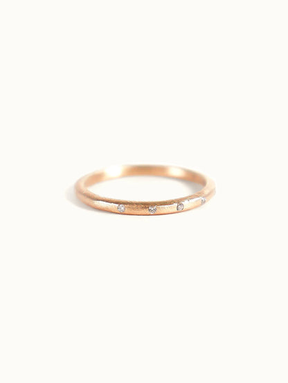 Horizon ring with tiny diamonds