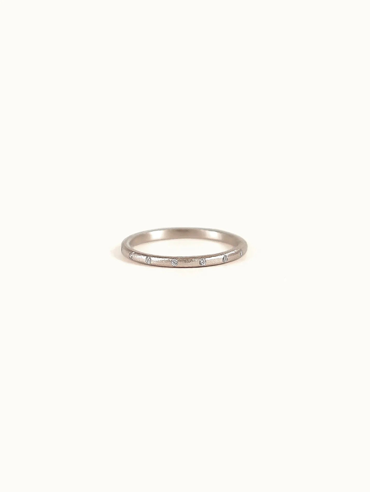 Horizon ring with tiny diamonds